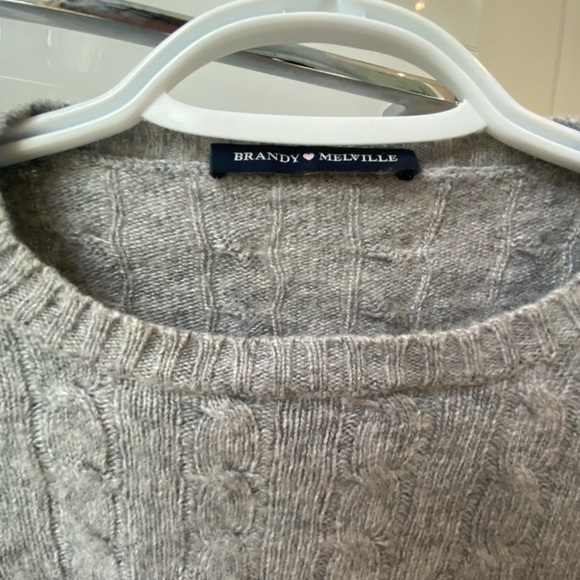 Brandy Melville Cable Knit Olsen sweater - Picture 2 of 3